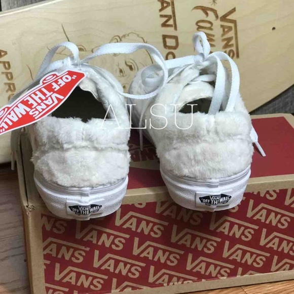 NWT VANS Old Skool Sherpa Faux Fir White Kid’s - Picture 3 of 8